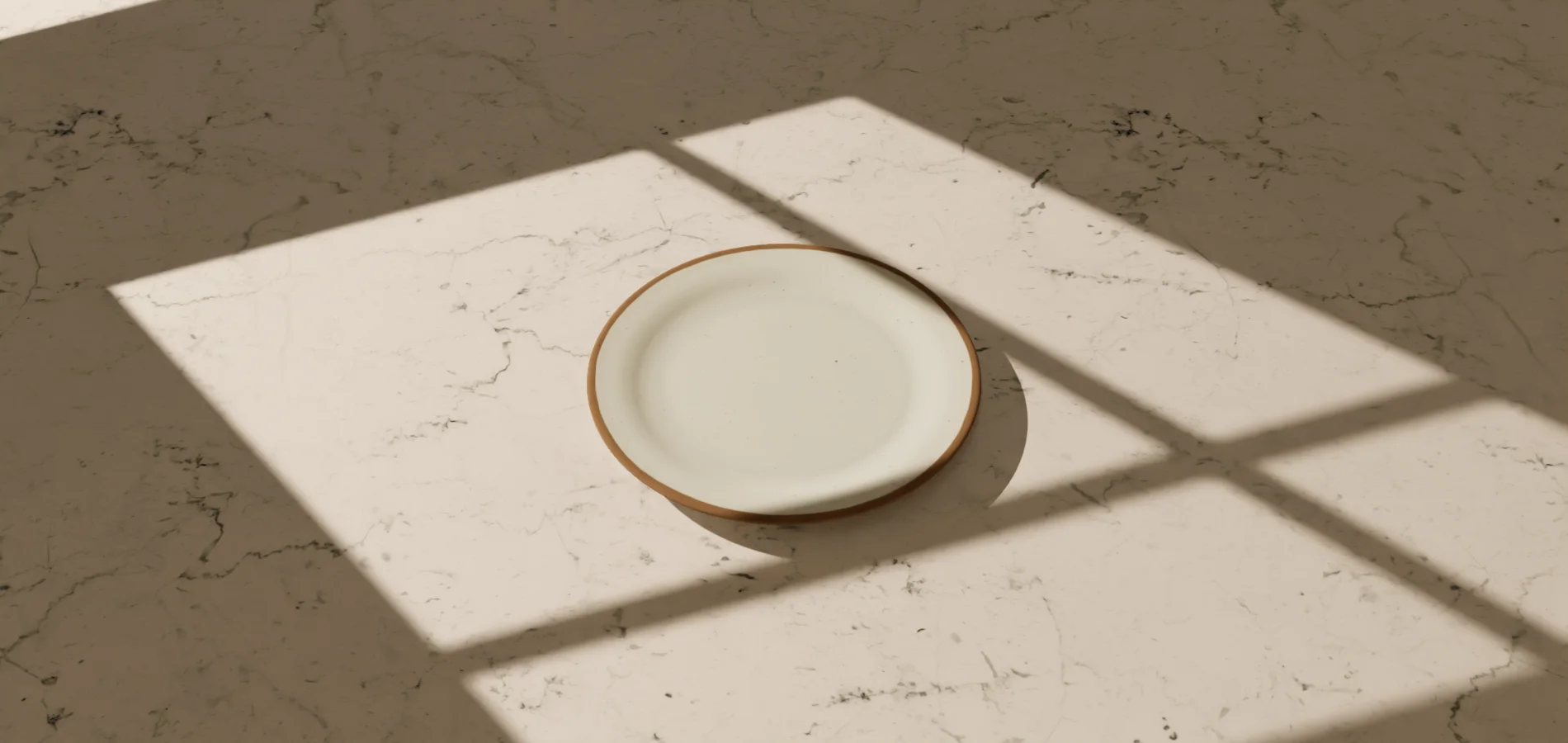El mismo plato sobre mármol blanco veteado.